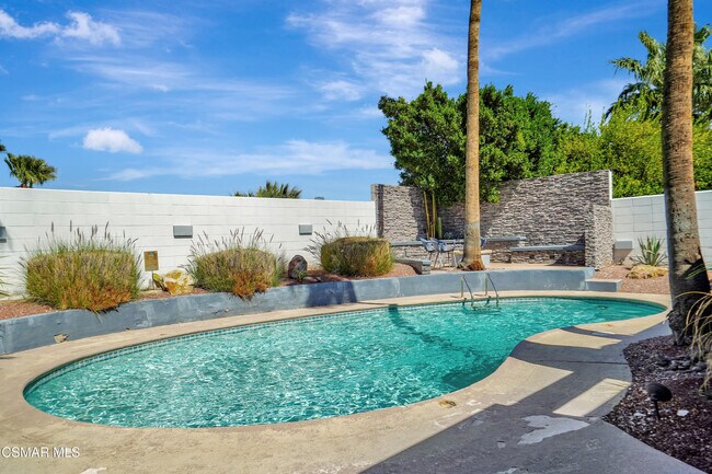 Building Photo - 1102 E Adobe Way