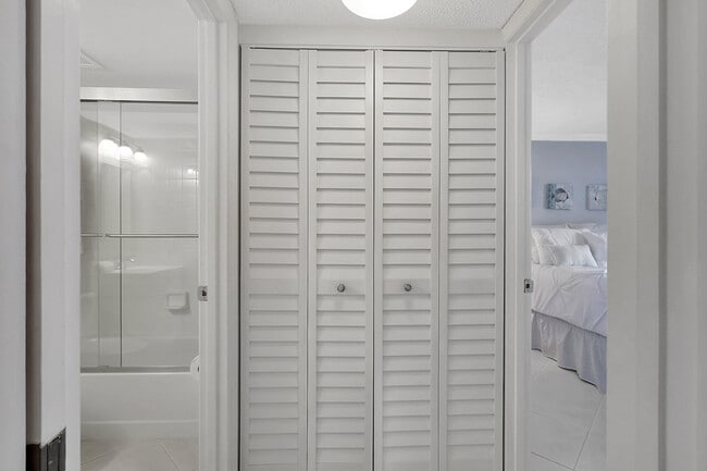 Building Photo - 5059 N Hwy A1A