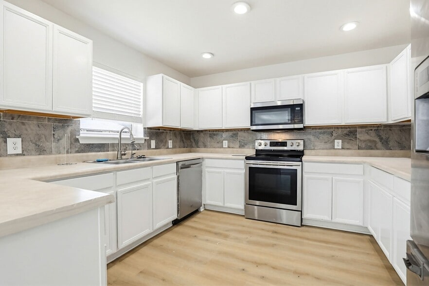 Building Photo - 9616 Kennebec Way