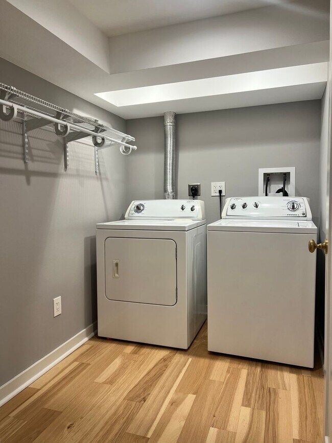 Building Photo - 3 Bedroom 2 Bathroom in Greenlake!