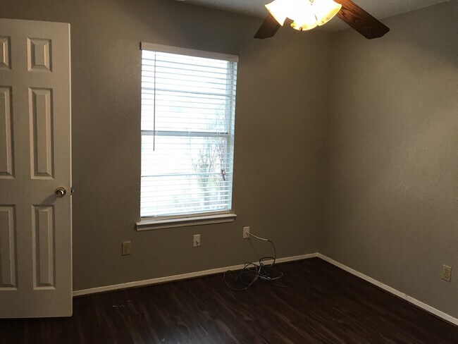 Building Photo - Single Family Home *LEASING SPECIAL AVAILABLE*