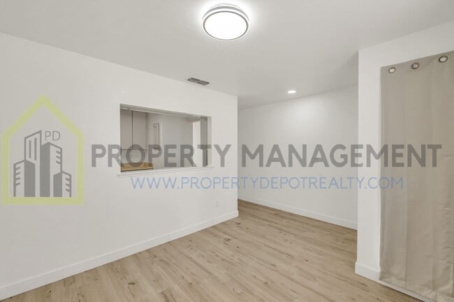 Building Photo - Desirable Pocket-Greenhaven Half-Plex for ...