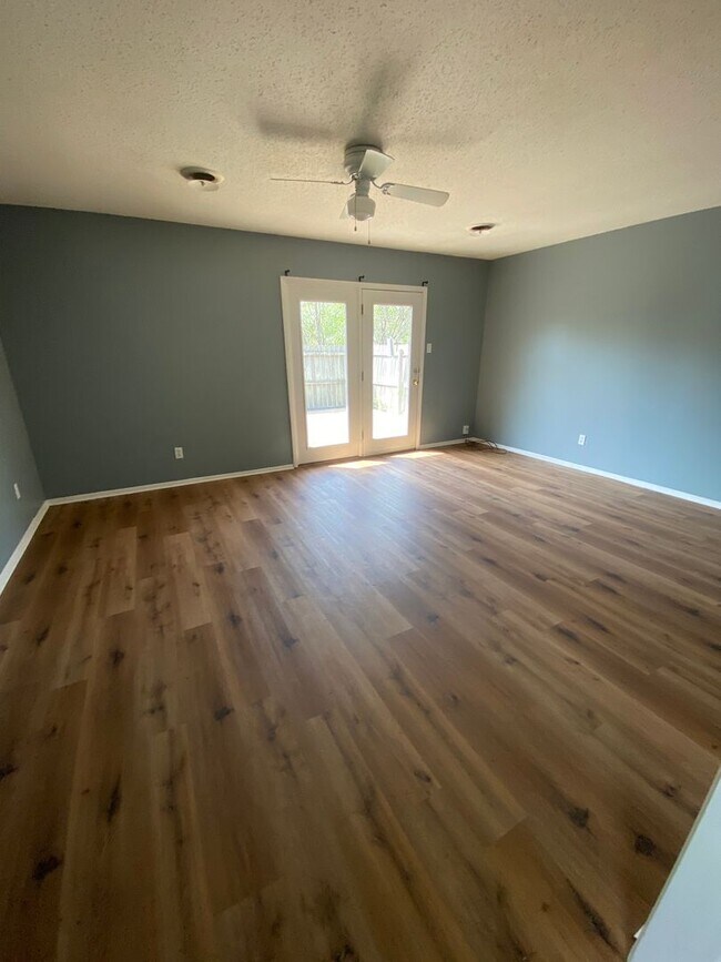 Building Photo - 3 BEDROOM 2 BATH HOUSE WITH 1 CAR GARAGE