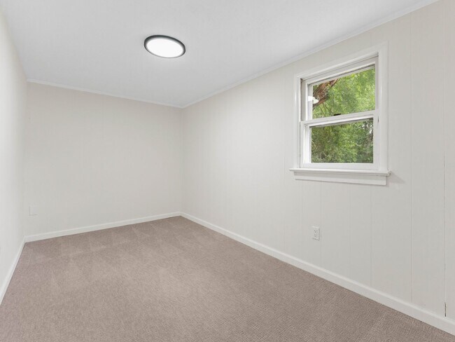 Building Photo - For Rent | Charming 2-Bedroom Home with Bonus Room & Screened-In Porch in Berlin