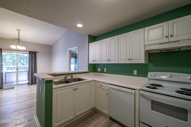 Building Photo - 2597 Thackery Rd