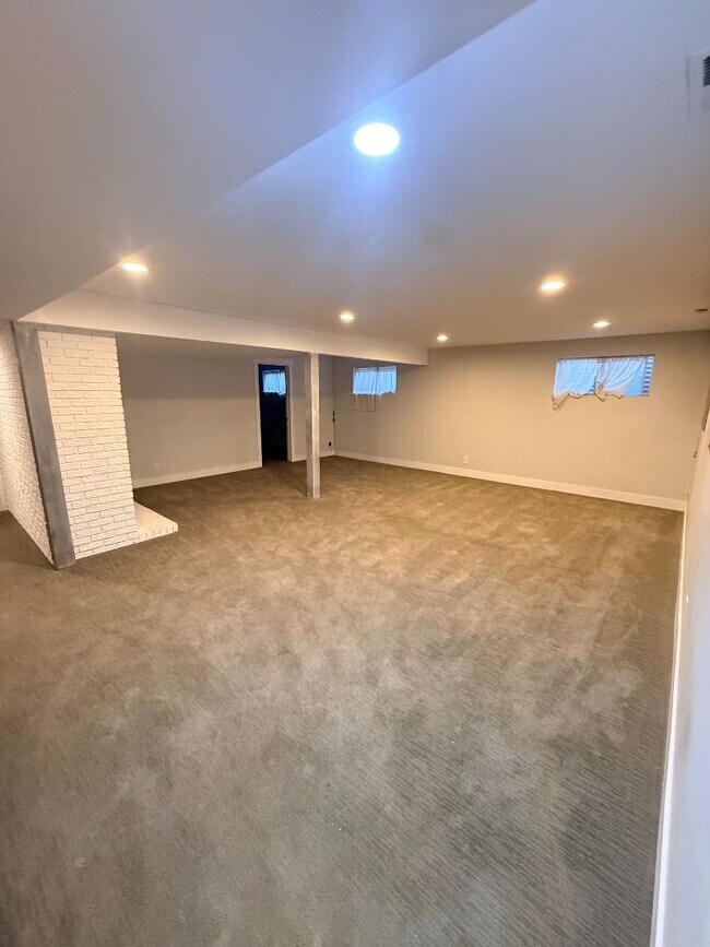 Building Photo - 558 S 440 W St