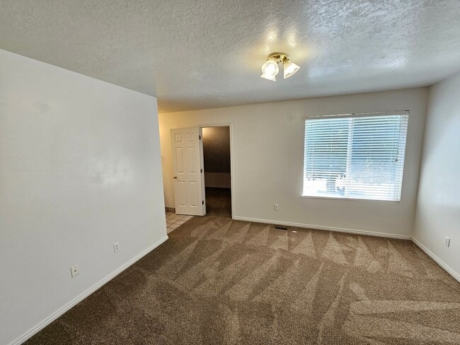 Building Photo - Spacious 3 Bd 2.5 Bath Townhouse in Bountiful