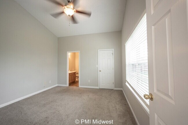 Building Photo - "Charming 3-Bedroom Home with 2 Full Baths in Desirable Noblesville Location!"