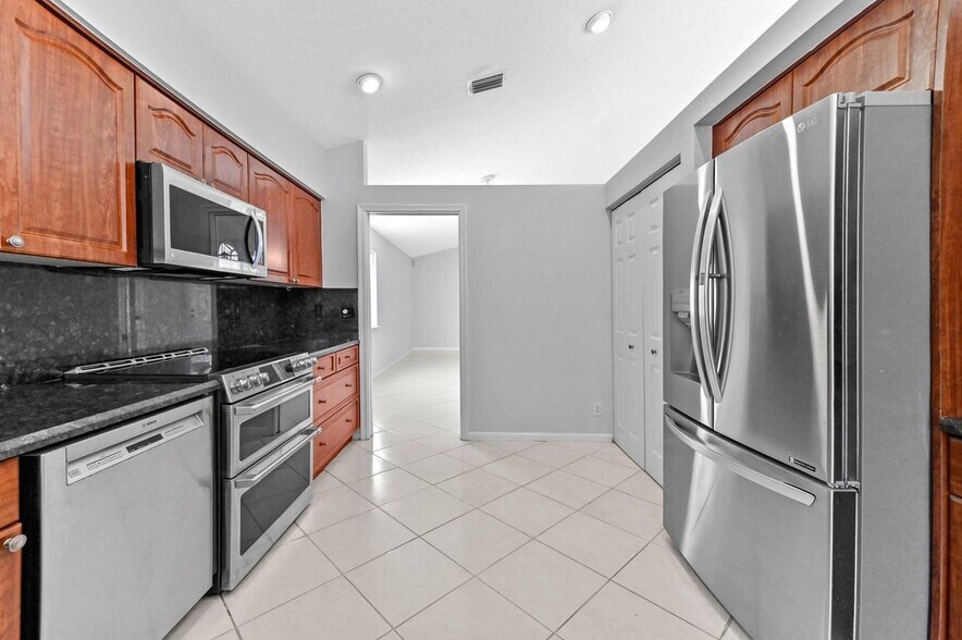 Building Photo - 14066 Glenlyon Ct