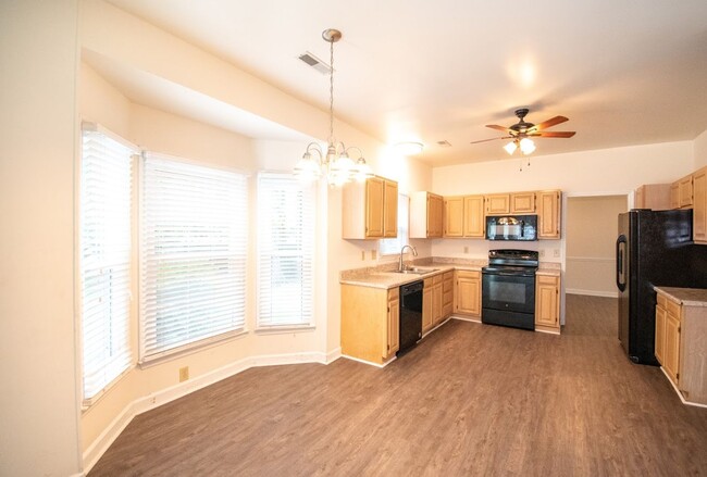 Building Photo - 207 Essex Dr