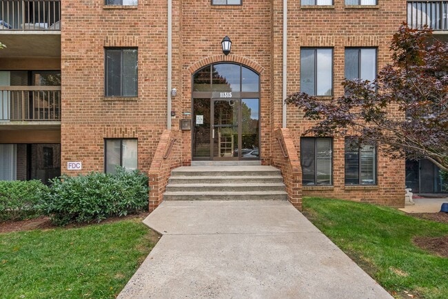 Building Photo - 2 Bed 1 Bath - Georgetown Village Condo - Move In Ready