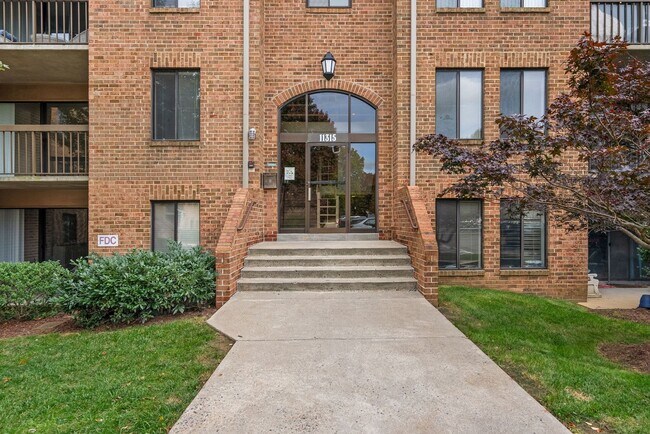 Building Photo - 2 Bed 1.5 Bath - Georgetown Village Condo ...