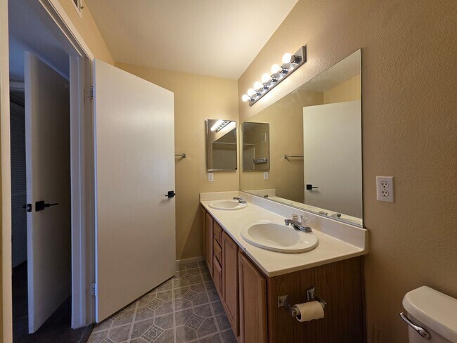 Building Photo - Welcome Home To Canyon Willow