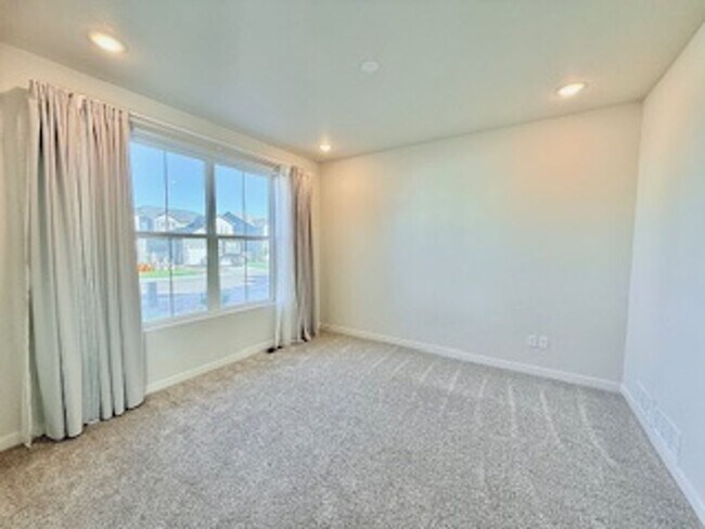 Building Photo - MODERN TWO STORY 3 BED/2.5 BATH WITH FENCE...