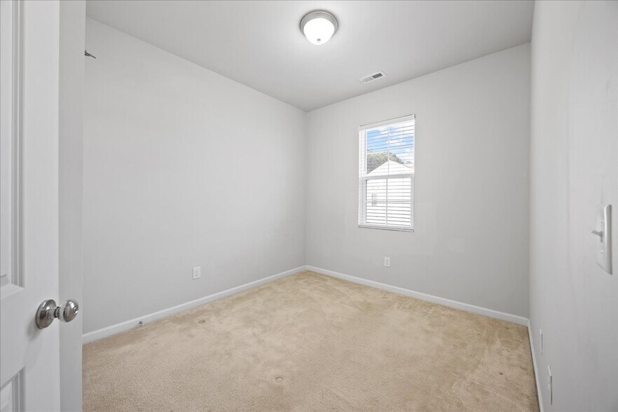 Building Photo - 8860 Commons Townes Dr