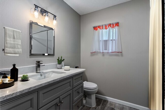 Building Photo - 608 W Lobit Ave