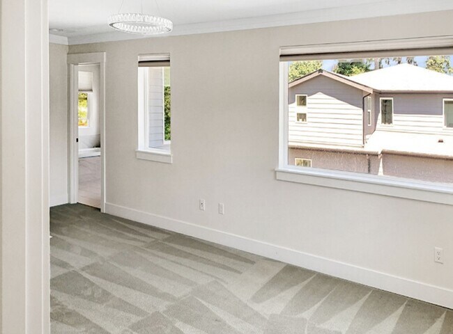 Building Photo - 4Bd/2.5Ba Renton Home