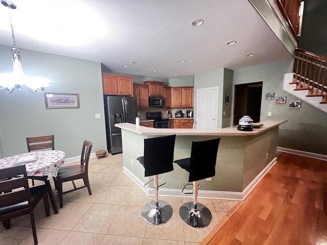 Building Photo - 584 Summerhill Dr