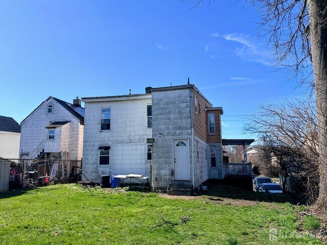 Building Photo - 136 Broad St