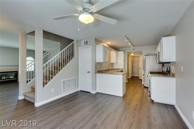 Building Photo - Charming 3-Bedroom Henderson Townhome