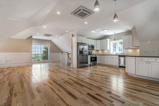 Primary Photo - 168 Bigelow St