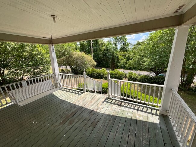 Building Photo - 3/1 Hilltop Cottage with Fruit Trees in the Heart of Chattahoochee