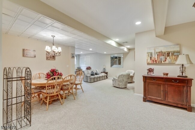 Building Photo - 2 Bedford Dr