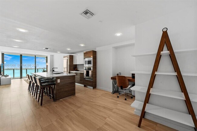 Building Photo - 460 NE 28th St