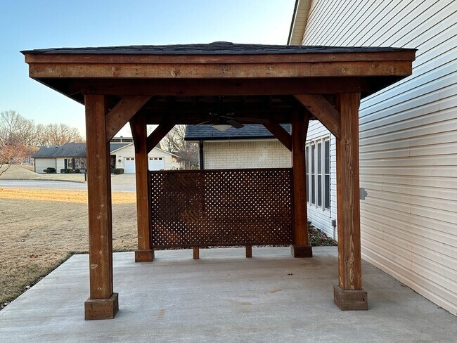 Building Photo - Fully Updated Executive Rental - FREE MONT...