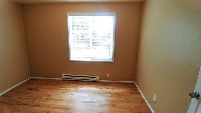 Building Photo - Three Bedroom Rambler in the North End!
