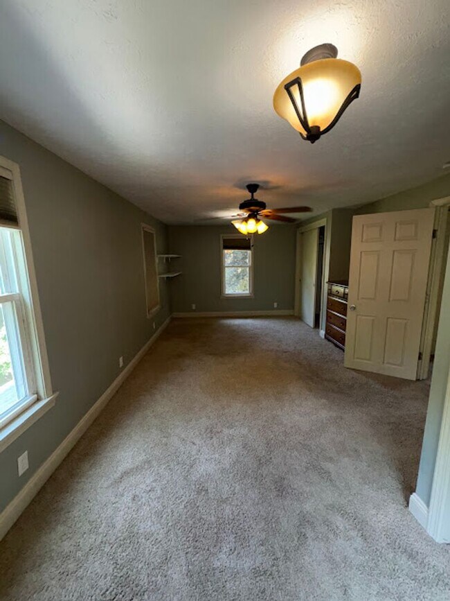 Building Photo - 3 Bedroom 1 Bathroom Home Ready to Rent!