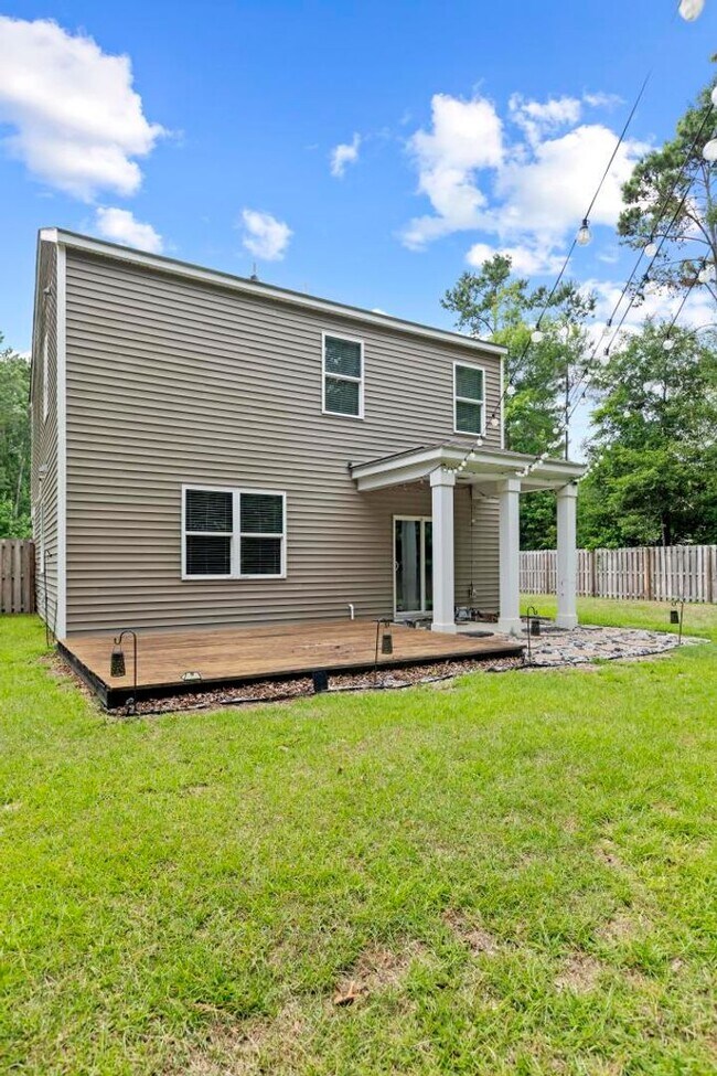 Building Photo - Coastal Living in Sneads Ferry – Open Floor Plan & Cul-de-Sac Lot