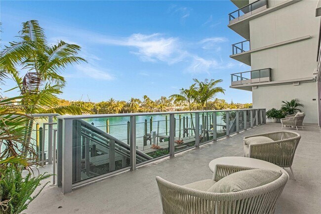 Building Photo - 9221 E Bay Harbor Dr