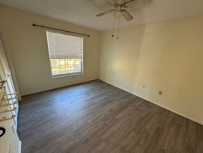 Building Photo - Spacious 4-Bed Pool Home in Gulf Gate East - Available Now!