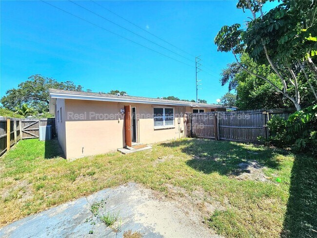 Building Photo - 611 Lyndhurst St