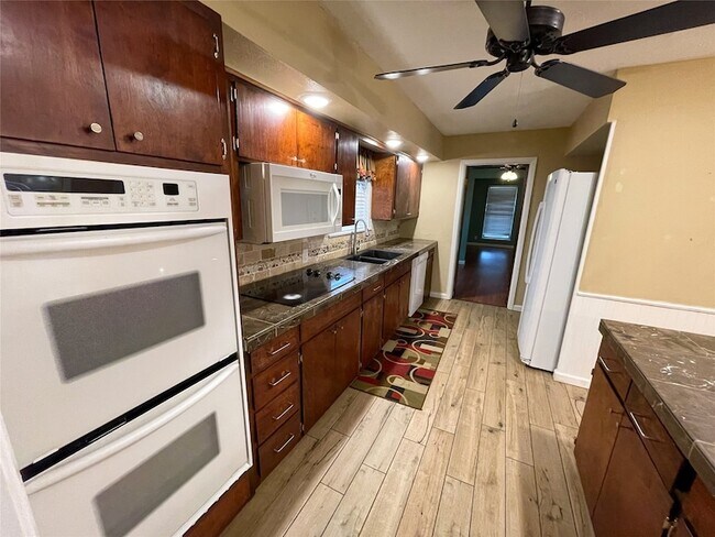 Building Photo - 1714 Crescent Dr