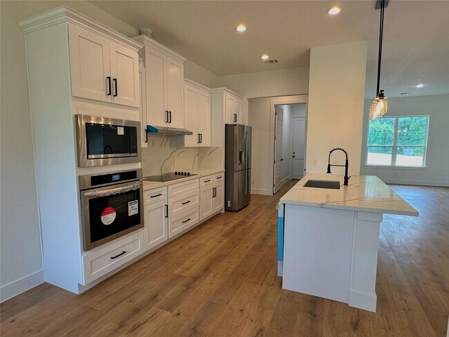 Building Photo - 5206 Country Club Dr