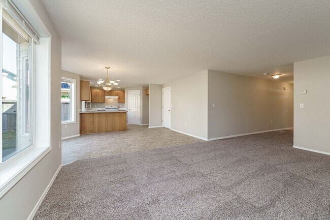 Building Photo - Your Next Home Awaits! 4BR/2.5BA with Fenc...