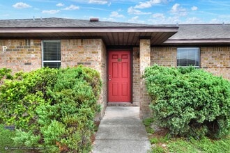 Building Photo - ***Cute 2 Bedroom Apartment in Eagle Lake***