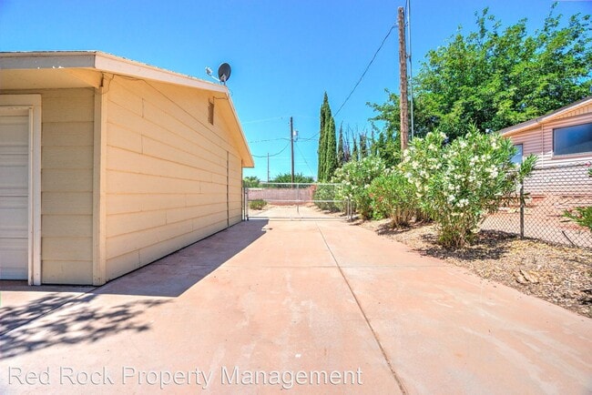 Building Photo - 3 br, 2 bath House - 530 S 250 E