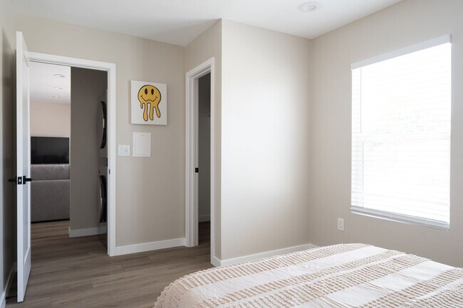 Building Photo - Fully remodeled!