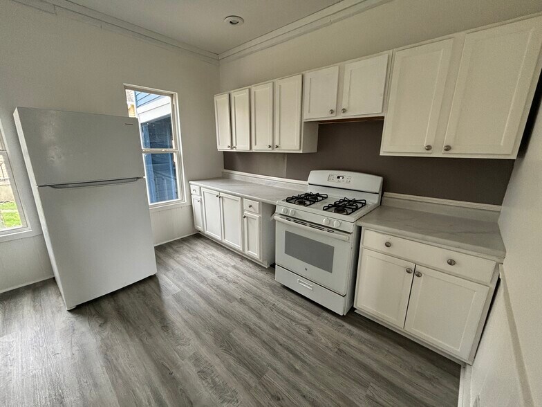 Building Photo - 633 W North St