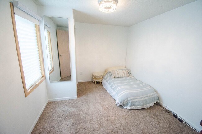 Building Photo - Cozy 2 Bedroom SE Rochester Home with Incredible Yard!
