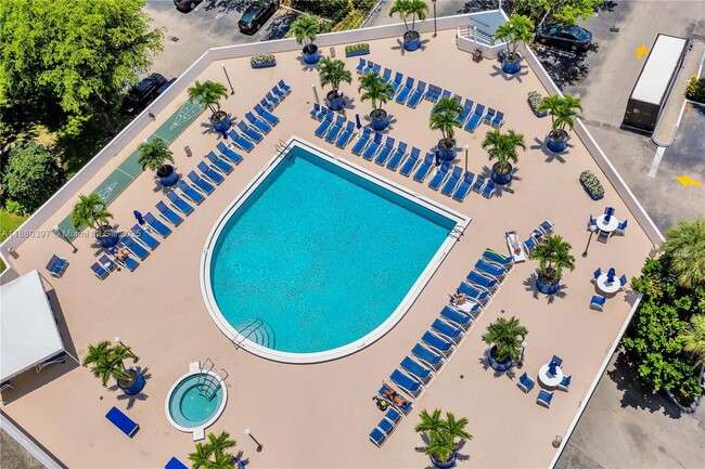 Building Photo - 3701 N Country Club Dr
