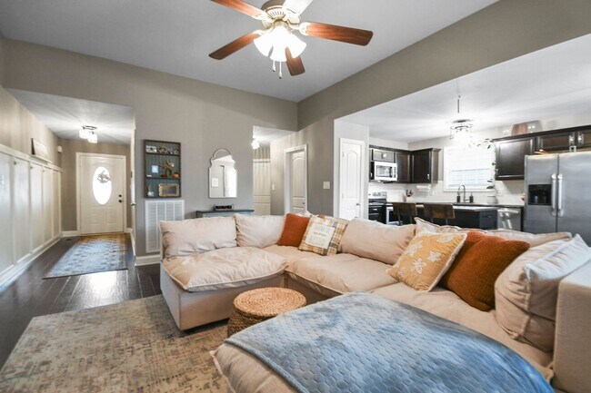 Building Photo - Pet Friendly Three Bedroom!