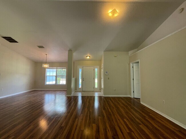 Building Photo - 3 Bedroom 2 bath 2 Car Garage situated on a large Corner Lot in SW Ocala