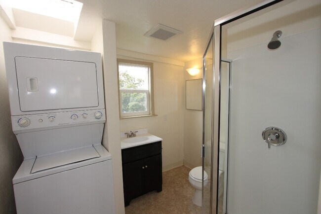 Building Photo - 1037-1037 Warfield Ave