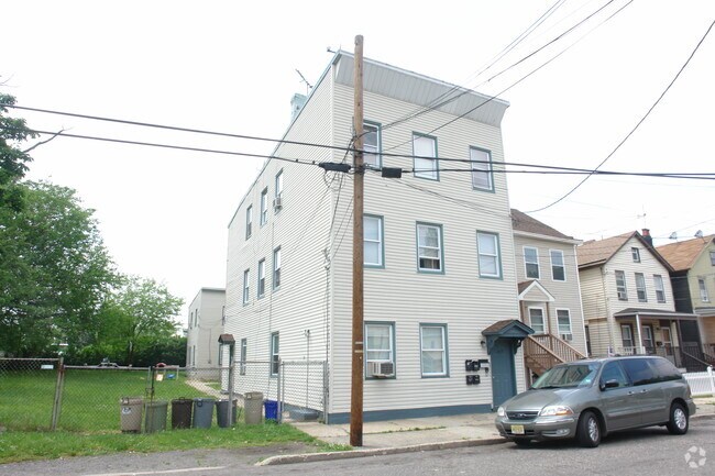 Building Photo - 477 Miller St