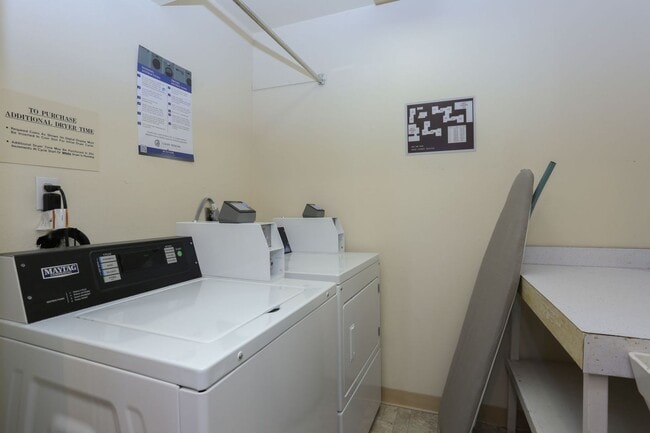 Building Photo - Move in Special! Keystone 2 bed/2bath! Plu...