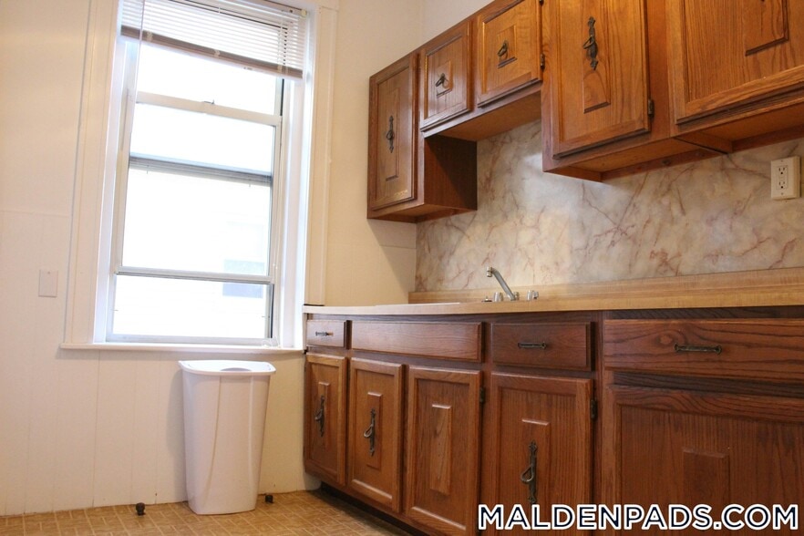 Building Photo - 86 Maple St